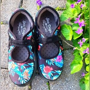 BZees Tempo Floral Mary Jane Shoes, Size 6.5M